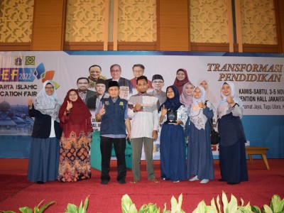 Memenangkan lomba Baca Puisi