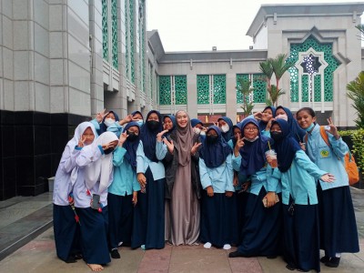 Foto Bersama dengan Bu Oki