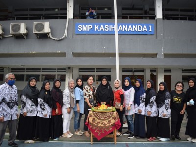 Tumpengan bersama ibu komite