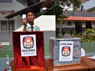 Siswa memilih suara
