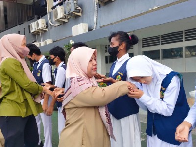 Memberi selamat untuk anggota OSIS