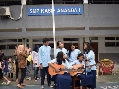 Bernyanyi bersama laguru guruku