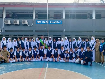 Foto bersama seluruh anggota OSIS