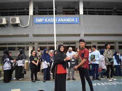 Pemberian Hadiah sebagai ucapan terimakasih kepada bapak dan ibu guru