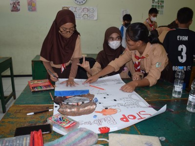 Membuat Poster tentang stop bullying