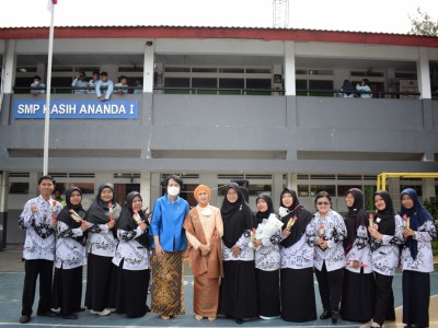 Bapak Ibu guru bersama Ibu Yayasan